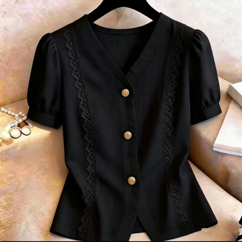 Vintage Collectible Buttons - เสื้อเบลาส์คอวีติดกระดุมสไตล์เรียบหรูสำหรับฤดูร้อน แขนสั้น แต่งลูกไม้ ดีไซน์วินเทจ แฟชั่นเสื้อผ้าผู้หญิง
